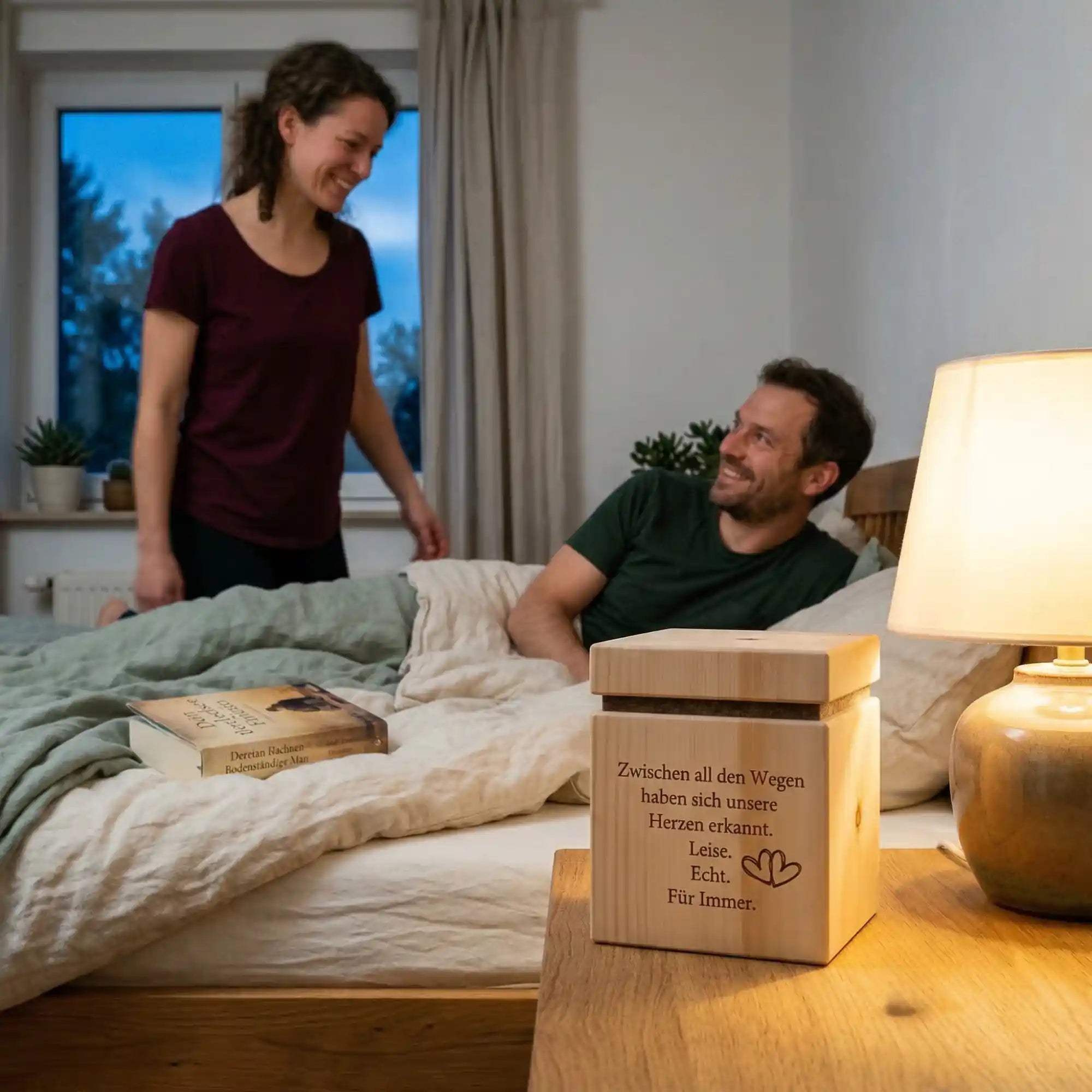 Zirbenwürfel „Herzen erkannt“ im Schlafzimmer: Romantisches Geschenk für Partnerschaft & Hochzeit. Lasergravur auf Zirbenholz.