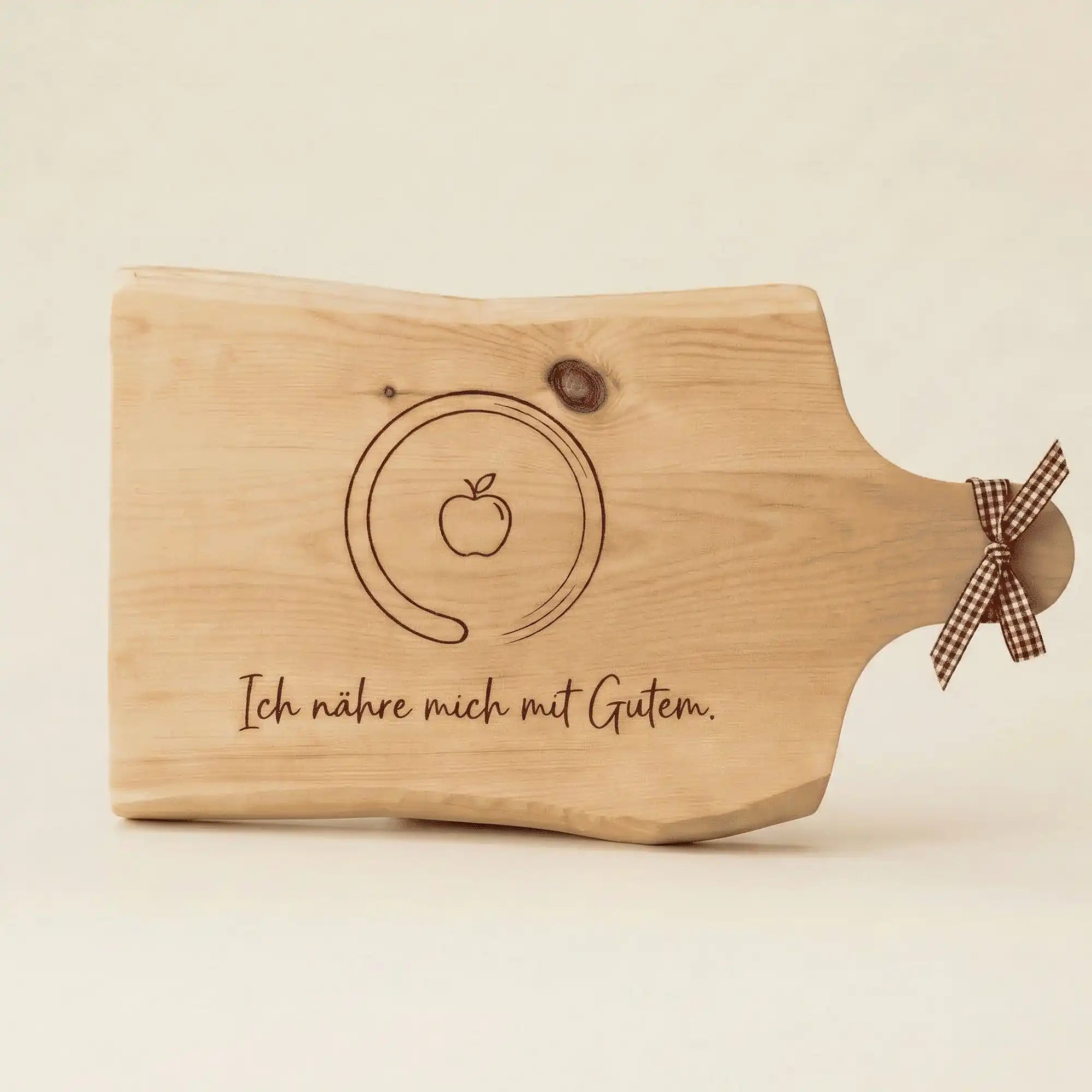 Zirbenjausenbrett personalisiert: Gravur "Ich naehre mich mit Gutem", Apfel-Symbol & offener Kreis. Echtes Zirbenholz.