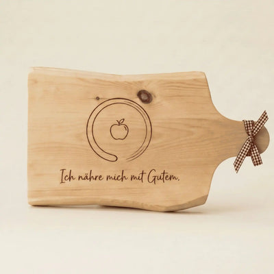 Zirbenjausenbrett personalisiert: Gravur "Ich naehre mich mit Gutem", Apfel-Symbol & offener Kreis. Echtes Zirbenholz.