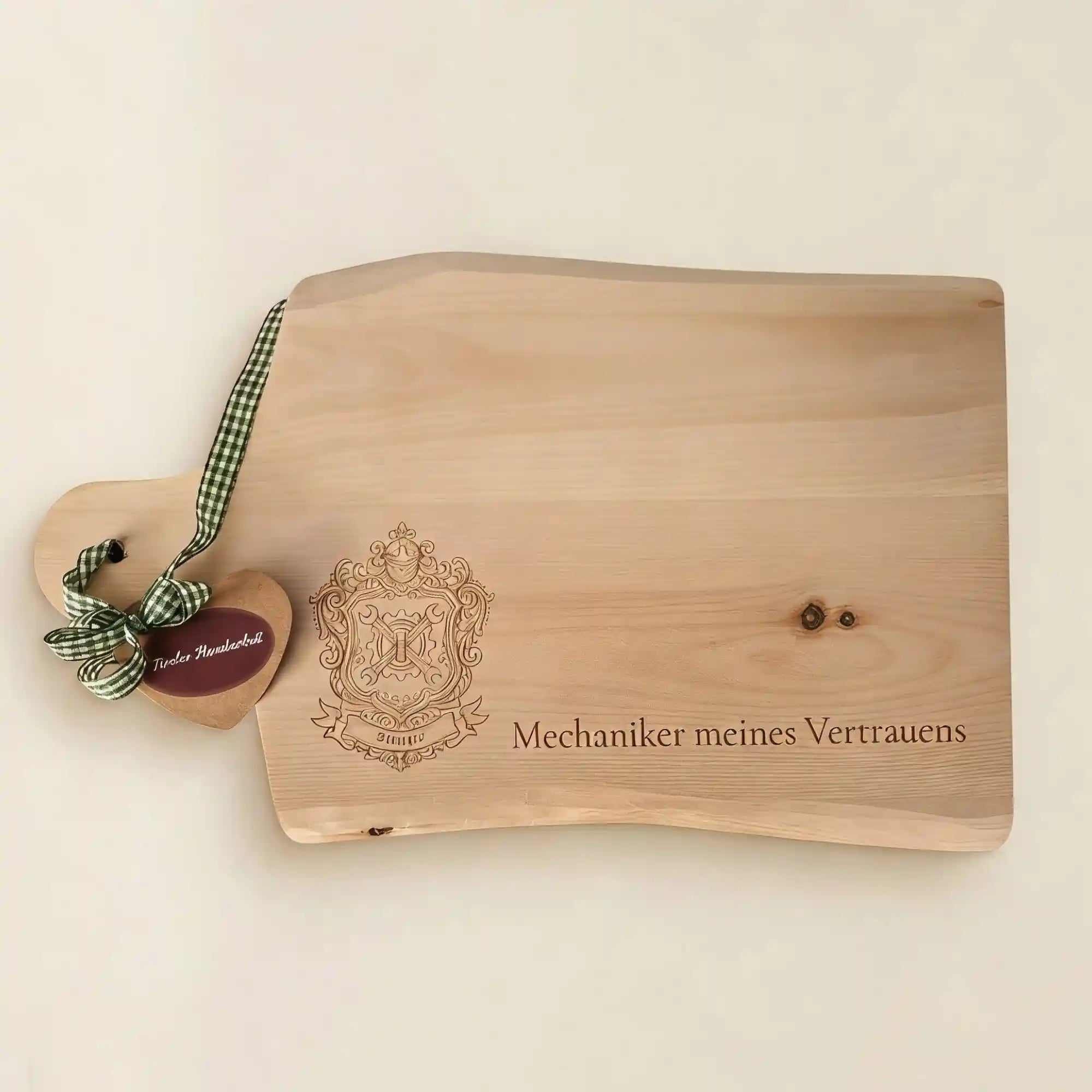 Zirbenjausenbrett personalisiert: Gravur mit Laser "Mechaniker meines Vertrauens" mit Wappen. Geschenk aus Kitzbuehel & Tirol.