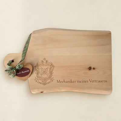 Zirbenjausenbrett personalisiert: Gravur mit Laser "Mechaniker meines Vertrauens" mit Wappen. Geschenk aus Kitzbuehel & Tirol.