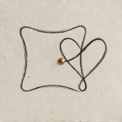 Minimalistische Linienzeichnung, die eine Kissenform mit einem Herzmotiv zu einer Silhouette verbindet.
