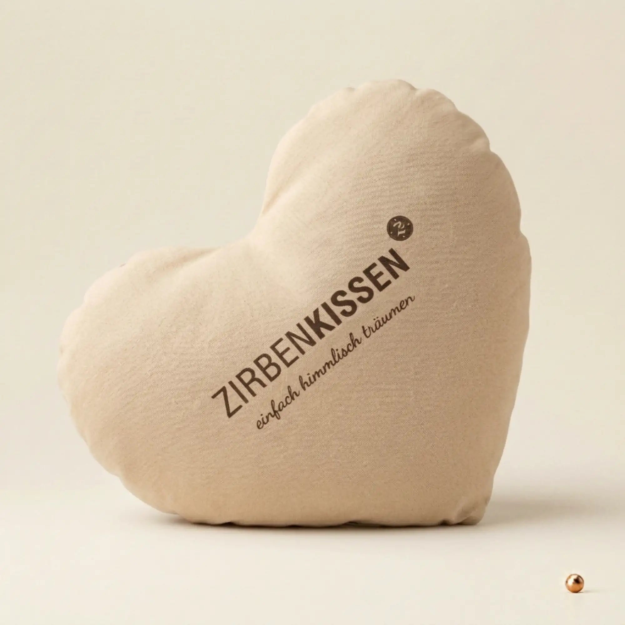 Zirbenkissen Herzform beige Baumwolle auf handgeschoepftem Papier.