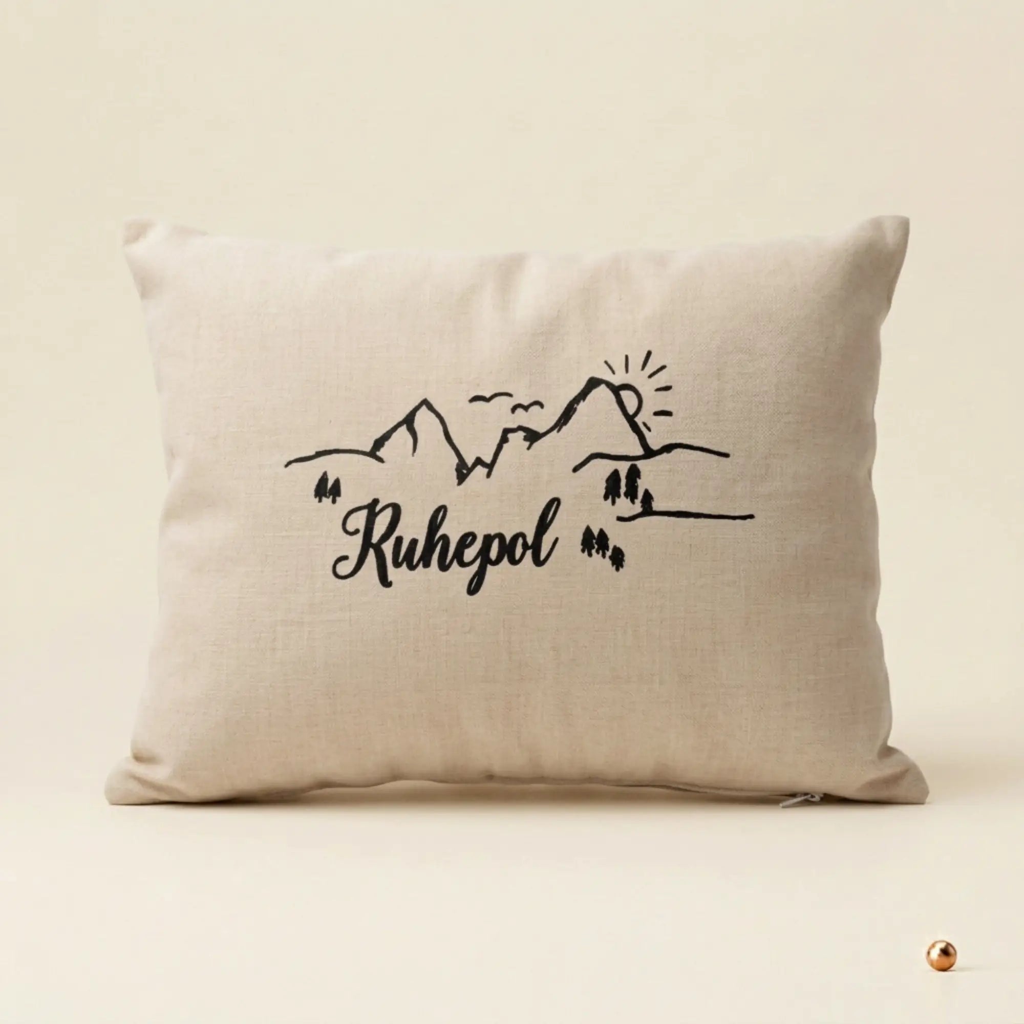 Zirbenkissen Ruhepol beige 30x20 handgefertigt auf Papier Hintergrund.