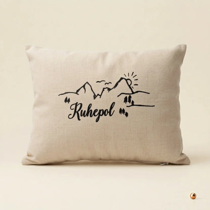 Zirbenkissen Ruhepol beige 30x20 handgefertigt auf Papier Hintergrund.