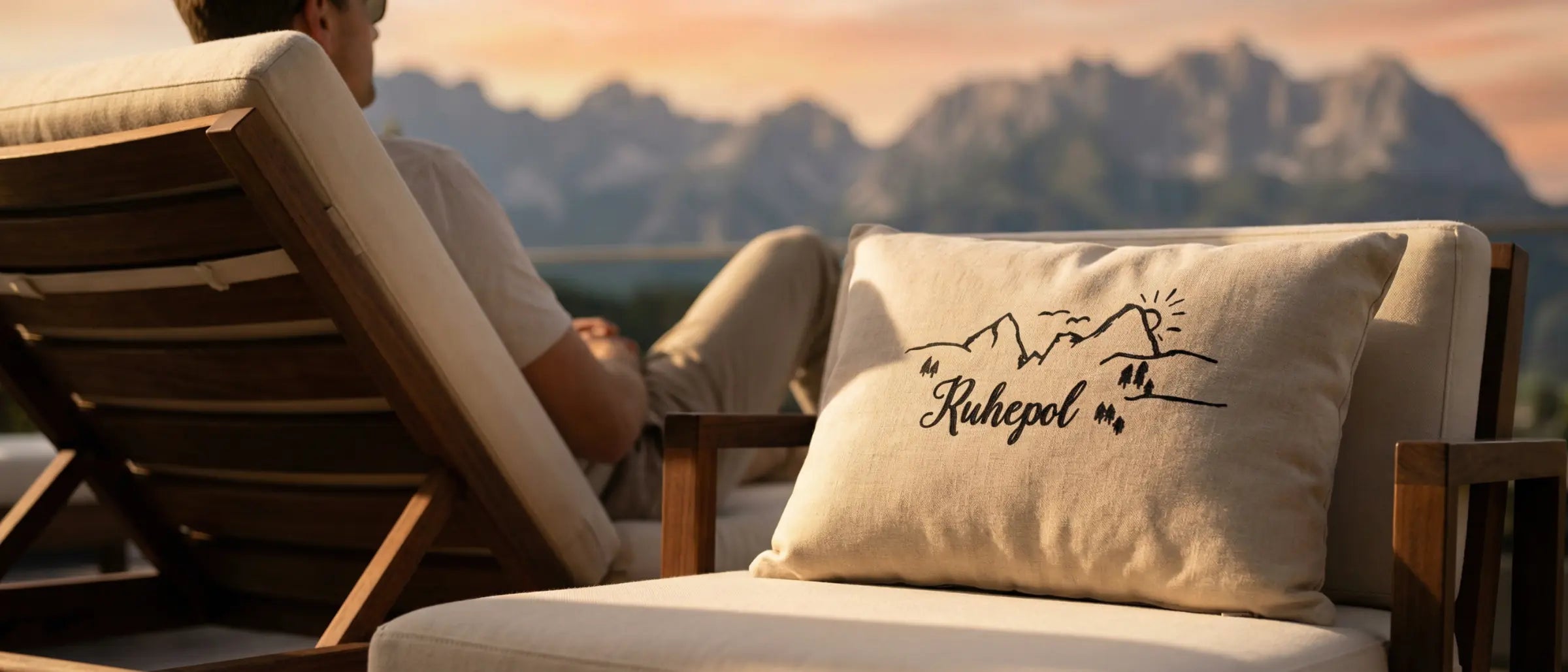 Handgefertigtes Zirbenkissen aus Tirol vor dem Wilden Kaiser – GeschenkeReich Kitzbuehel.