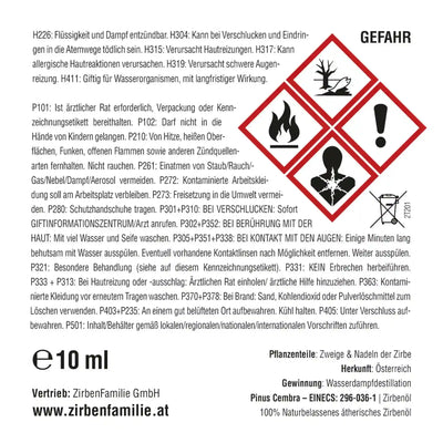 Rückseite der 10ml Zirbenöl-Flasche mit detaillierten Sicherheitshinweisen, Gefahrensymbolen und Anwendungshinweisen auf dem Etikett.