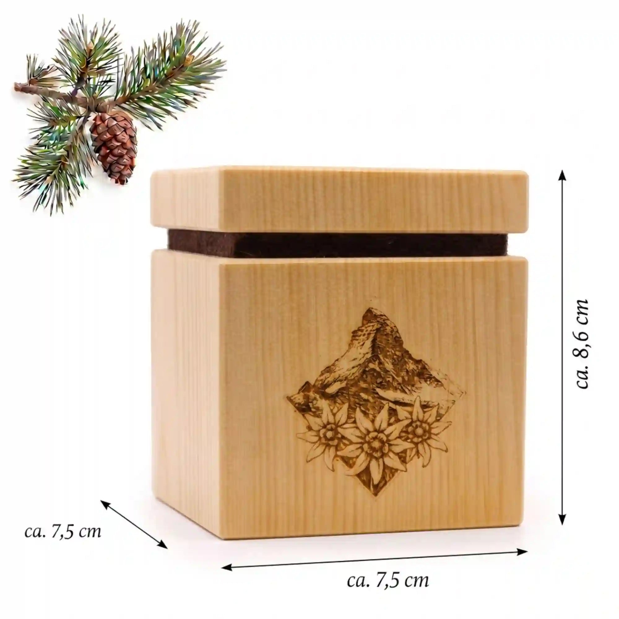 Infografik mit den exakten Abmessungen des Zirbenquaders Alpenblick: Breite ca. 7,5 cm, Tiefe ca. 7,5 cm und Hoehe ca. 8,6 cm vor weißem Hintergrund mit Zirbenzweig.
