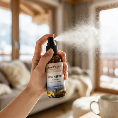 Hand betaetigt den silbernen Zerstaeuber der 100ml Zirbenspray Glasflasche mit feinem Spruehnebel.