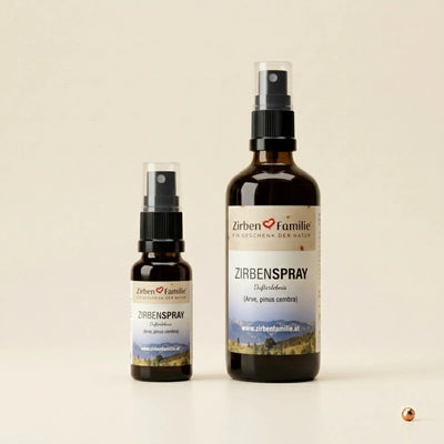 Zirbenspray 20ml und 100ml Glasflaschen im Vergleich, stehend und zentriert auf hellem Papier mit Kupferpunkt-Akzent.