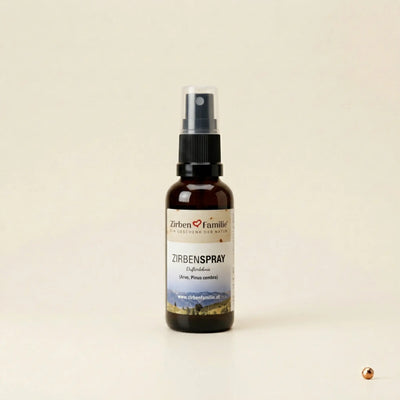 Kleine 20ml Zirbenspray Flasche stehend und zentriert auf hellem strukturiertem Papier mit Kupferpunkt-Akzent.
