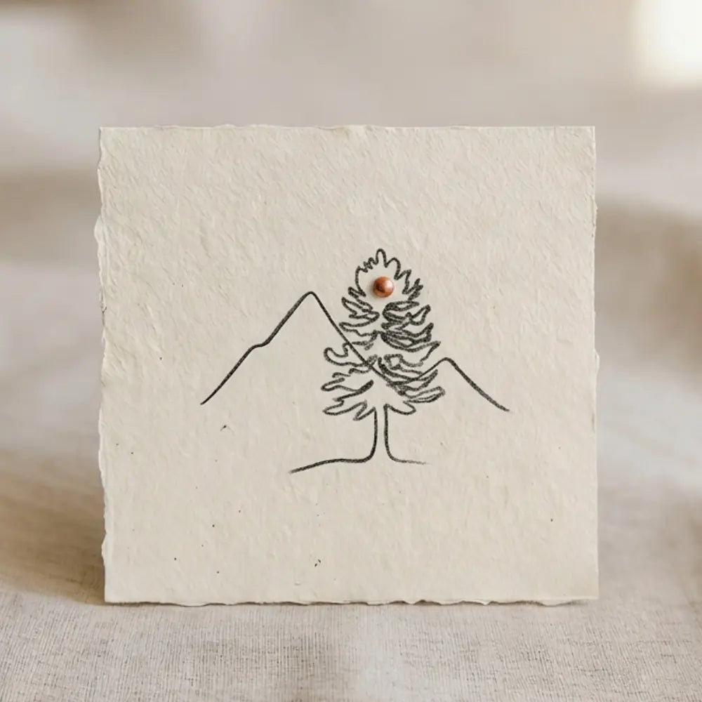 Schwarze Linienzeichnung eines Zirbenbaum vor einer schlichten Bergsilhouette auf strukturiertem Papier