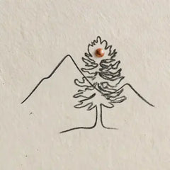 Schwarze Linienzeichnung eines Zirbenbaum vor einer schlichten Bergsilhouette auf strukturiertem Papier.