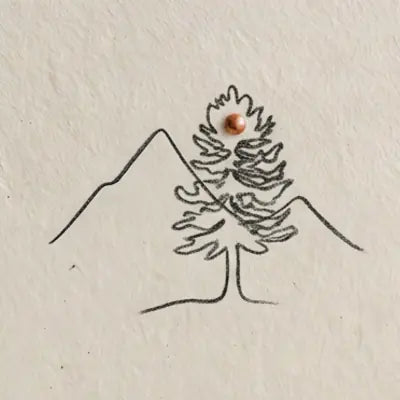 Schwarze Linienzeichnung eines Zirbenbaum vor einer schlichten Bergsilhouette auf strukturiertem Papier.