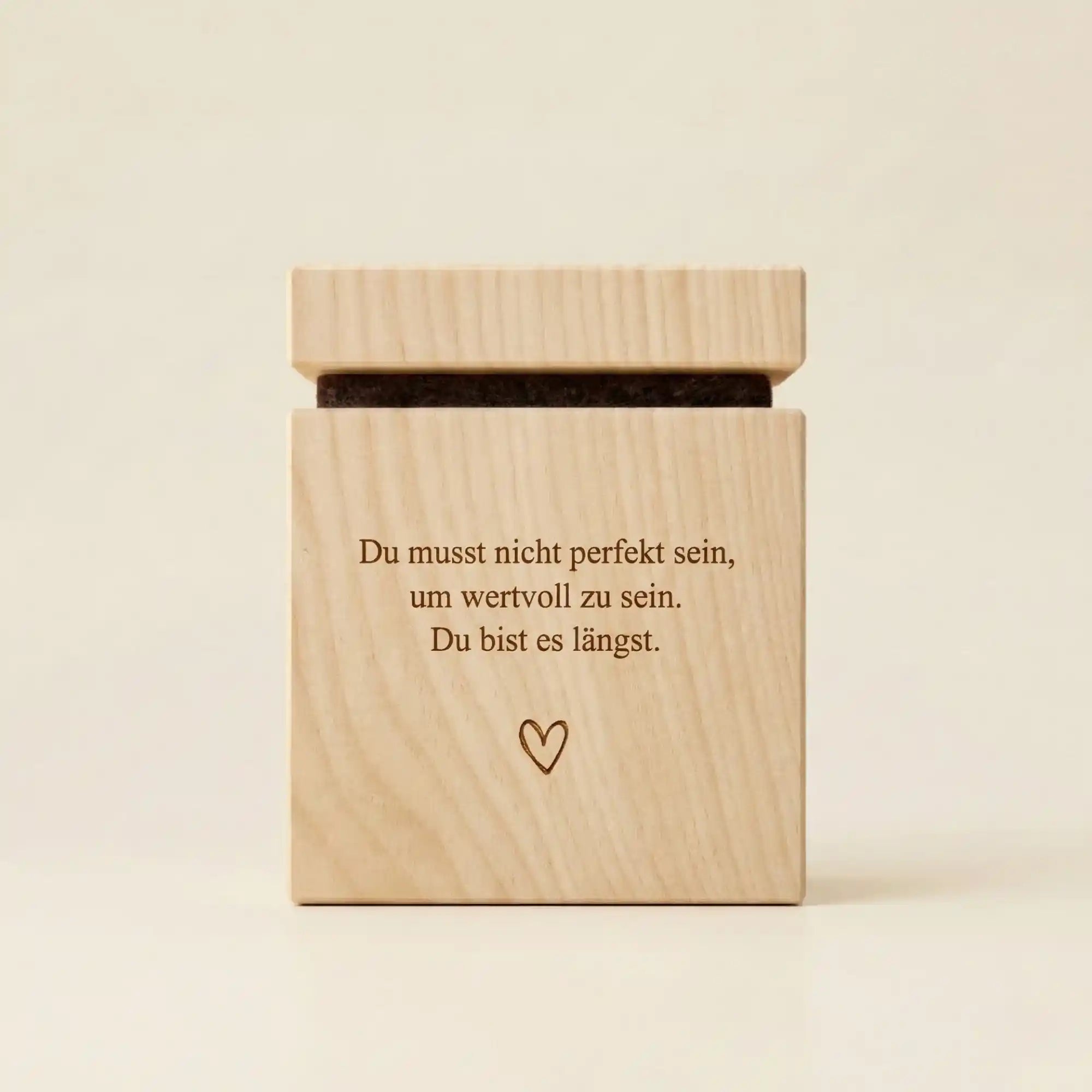 Zirbenwuerfel mit Gravur Spruch Du bist wertvoll und Herz Symbol als Affirmation Geschenk fuer Selbstliebe aus Zirbenholz.