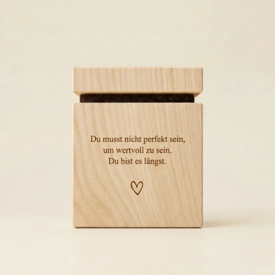 Zirbenwuerfel mit Gravur Spruch Du bist wertvoll und Herz Symbol als Affirmation Geschenk fuer Selbstliebe aus Zirbenholz.