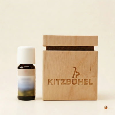 Zirbenwuerfel mit Kitzbuehel Schriftzug und 10ml naturreinem Zirbenoel.