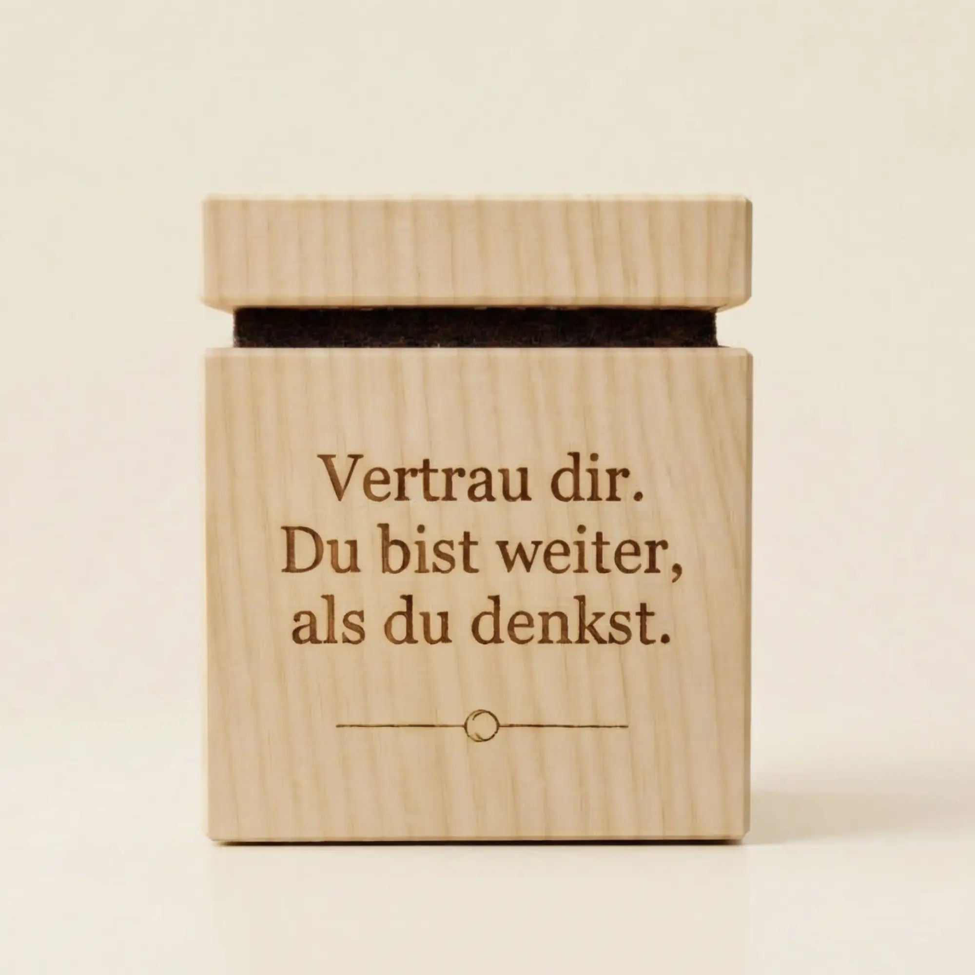 Zirbenwuerfel mit Gravur Spruch Vertrau dir HerzZeit aus Tiroler Zirbenholz als motivierendes Geschenk fuer Achtsamkeit.