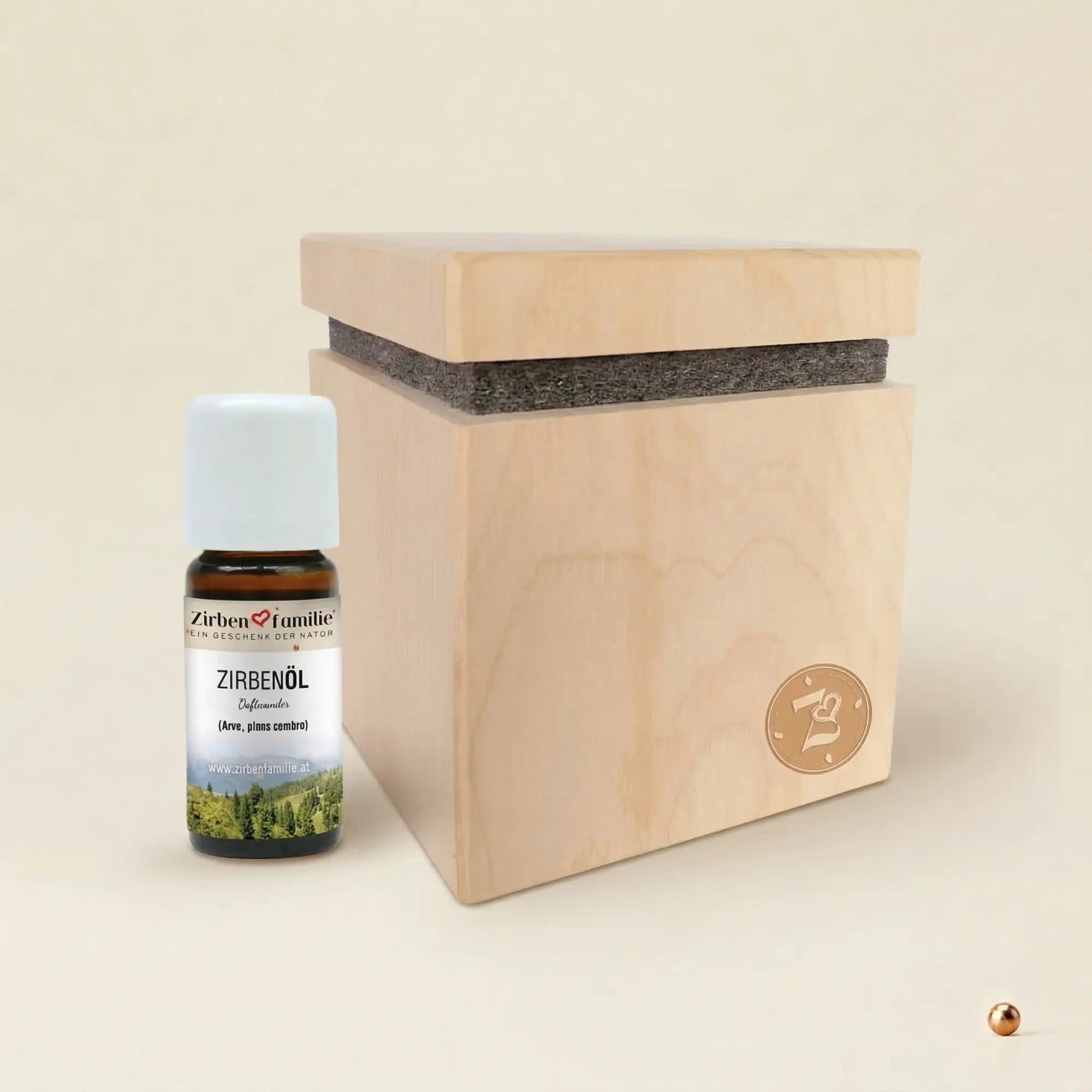 Zirbenwuerfel Premium aus Zirbenholz mit dunkelgrauem Filzeinsatz und integriertem Gewinde fuer Aetherisches Oel inklusive 10ml Zirbenoel